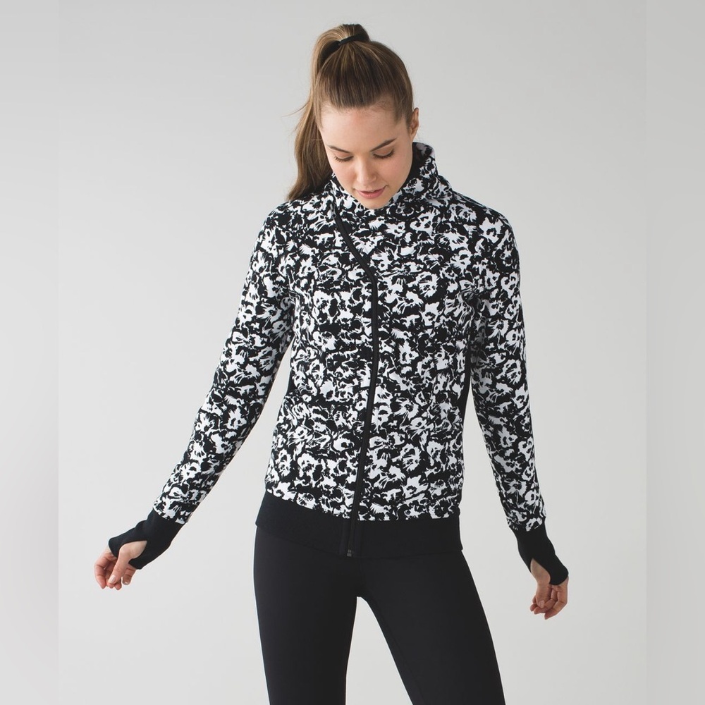 Lululemon Cozy Cuddle Up Jacket sz 6
Fleur Sombre White Black / White / Black